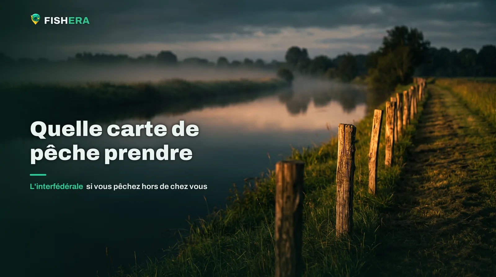 Une rivière de plaine s'éloigne dans la brume du matin, une ligne de piquets de clôture en bois longe la berge de droite et capte la première lumière chaude