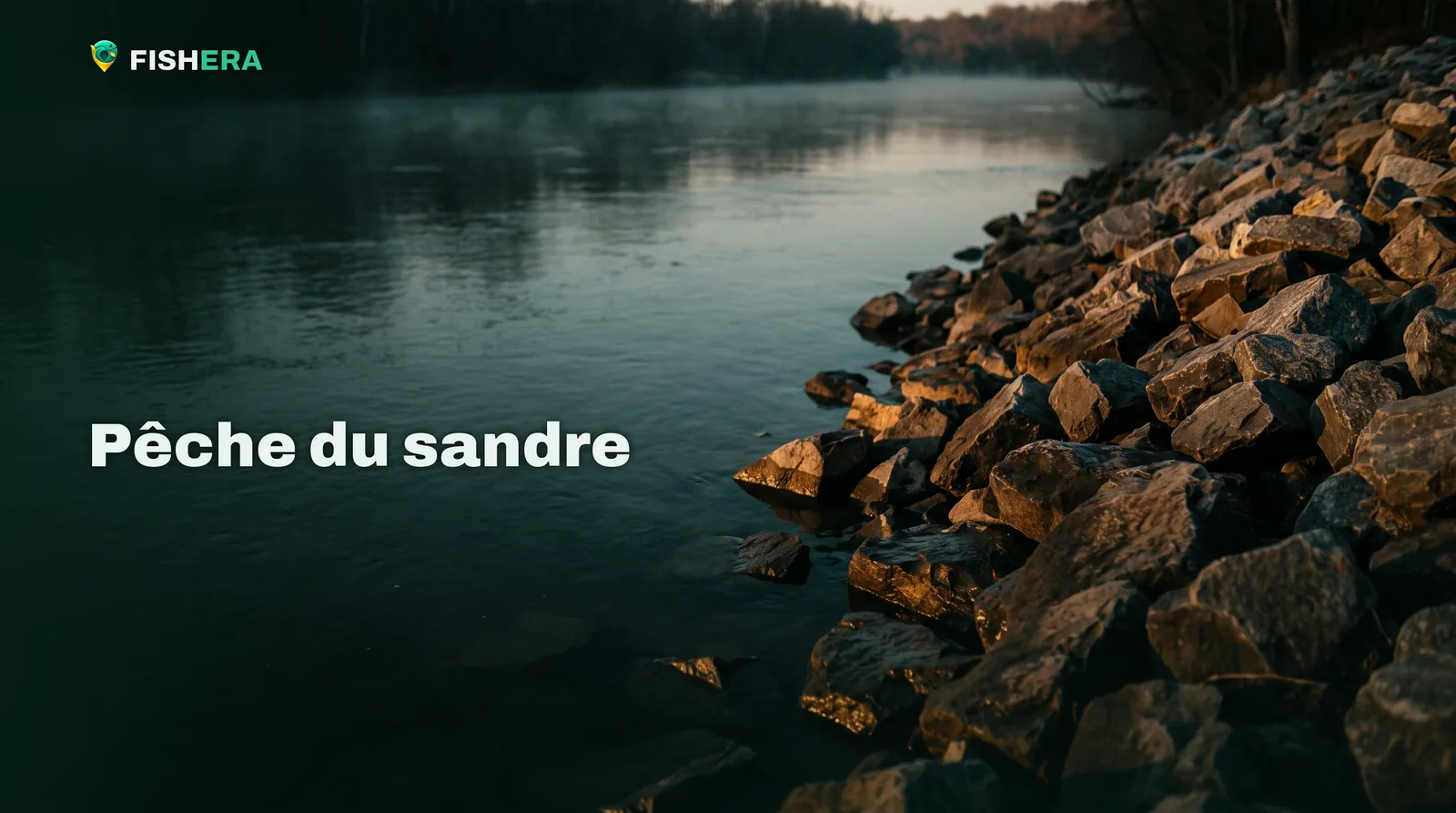 Une berge d'enrochements anguleux plonge dans une large rivière lente au crépuscule, l'eau légèrement teintée