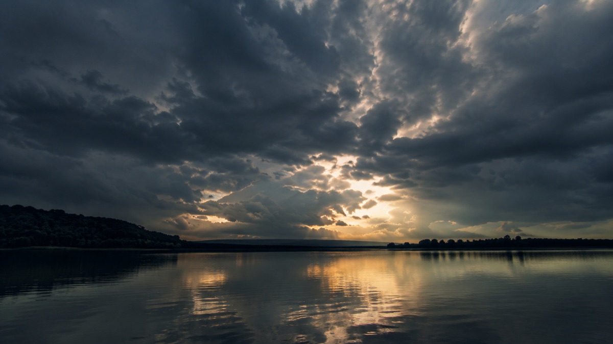 Un ciel dramatique au-dessus de l'eau